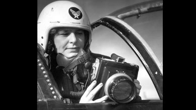 Margaret Bourke-White während ihres Arbeitseinsatzes bei der Strategic Air Command's Carswell Air Force Base (Bild: rbb/Shutterstock/LIFE-Collection)