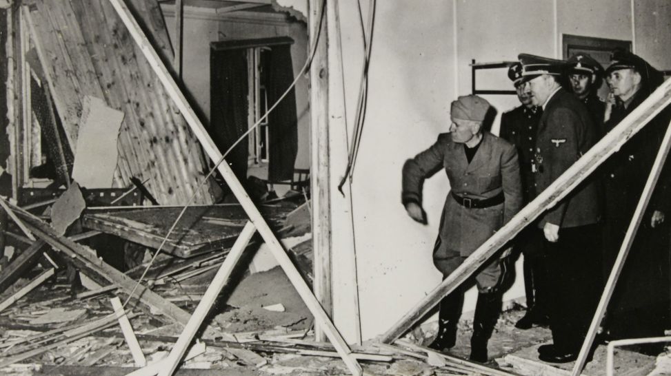 Hitler und Mussolini besichtigen die Wolfsschanze nach dem gescheiterten Attentat. (Quelle: picture alliance/IMAGNO)
