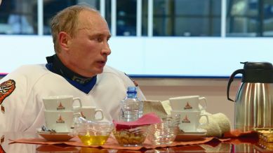 Wladimir Putin müde beim Tee nach einem Eishockey-Spiel, Quelle: rbb/NDR/cinecentrum