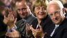 CDU-Fraktionschef Friedrich Merz, CDU-Chefin Angela Merkel und Unions-Kanzlerkandidat Edmund Stoiber (l-r) applaudieren am 26.6.2002 bei einem Themenabend in Berlin. Bild: picture-alliance/dpa | Marcel Mettelsiefen