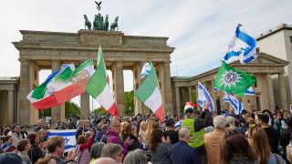 Solidaritätsdemonstration der Deutsch-Israelischen Gesellschaft (DIG) unter dem Motto "Hands off Israel" am 14.04.2024 auf dem Pariser Platz vor dem Brandenburger Tor (Bild: picture alliance/dpa | Jörg Carstensen)