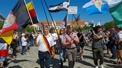 Reichsbürger-Treffen in Magdeburg mit einer Delegation des “Fürstentum Reuß” (Bild: SWR)