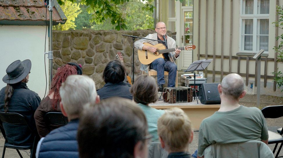 Stephan Krawczyk beim Konzert im Fallada-Haus in Carwitz, 2021 (Bild: rbb/HAASE-FILM/Stephan Krawczyk)