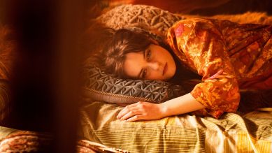Gundel (Vanessa Loibl) erwacht und betrachtet die schlafende Sarah. Bild zur Serie: Unsere wunderbaren Jahre (11): Notstandsgesetze, Quelle: rbb/WDR/UFA Fiction/Martin Valentin Menke