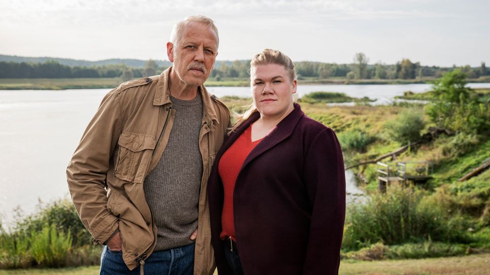 Karl Rogov (Frank Leo Schröder) und Alexandra Luschke (Gisa Flake) werden an einen Tatort auf deutscher Seite der Oder gerufen. Bild zum Film: Polizeiruf 110: Schweine, Quelle: rbb/Christoph Assmann