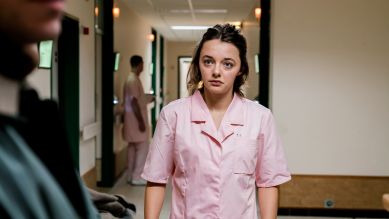 Hanna (Ellie de Lange) im Krankenhaus. Bild zur Serie: Arcadia - Du bekommst was du verdienst (5), Quelle: rbb/WDR/jonnydepony/Maarten De Bouw Photography