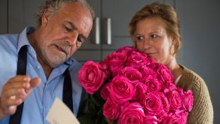 Georg (Christian Kohlund) wundert sich: Wer hat seiner Frau Christine (Suzanne von Borsody) die Rosen geschickt? Bild zum Film: Der Liebhaber meiner Frau; Quelle: rbb/Degeto/Thorsten Jander