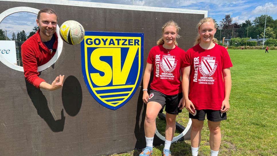 Hanna und Anika Bramburger Fußball-Spielerinnen vom Goyatzer SV mit Andreas Jakob