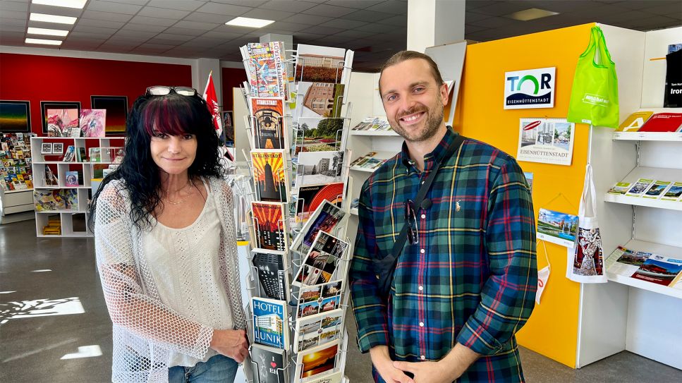 Andreas Jacob besucht die Touristeninforamtion Eisenhüttenstadt (Bild: rbb/ Silke Cölln)