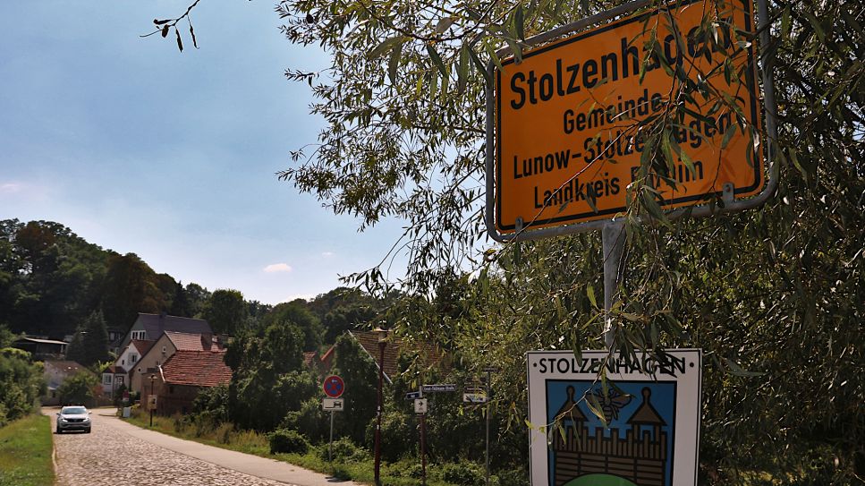 Dorfstraße mit Ortseingangschild von Stolzenhagen (Bild: rbb/ Andreas Jacob)