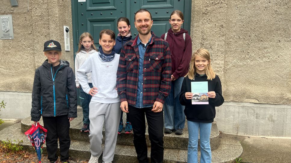 Andreas Jacob mit den Kinder der Geschichtswerkstatt vor der Schule am Berg (Bild: rbb/ Dagmar Lembke)