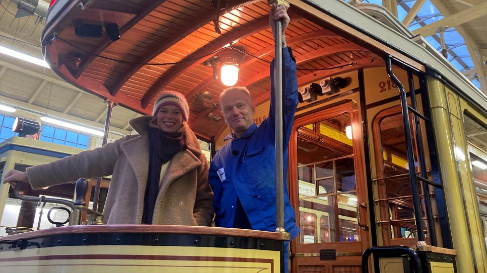 Ulrike Finck in historischer Straßenbahn (Bild: rbb/ Martina Holling-Dümcke)