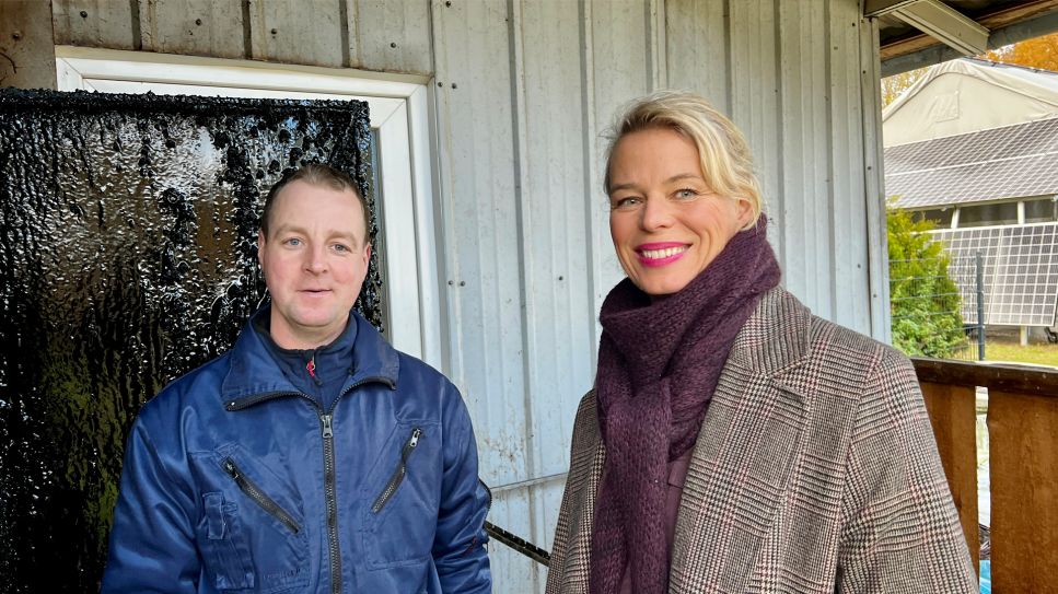 Ulrike Finck bei de Fischaufzucht von Falko Schubert (Bild: rbb/ Silke Cölln)