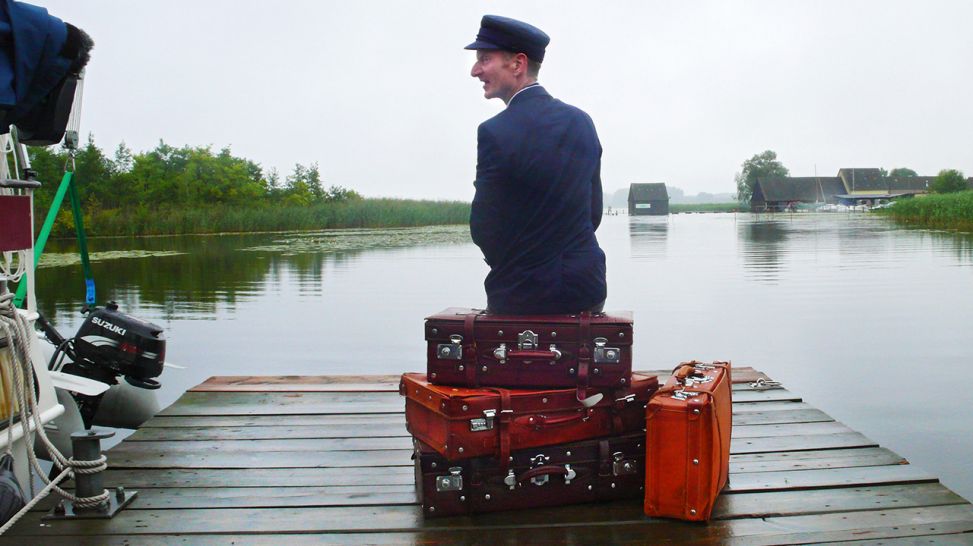 Michael Kessler mit dem Floß auf der Havel; Quelle: rbb/Stefan Wieduwilt