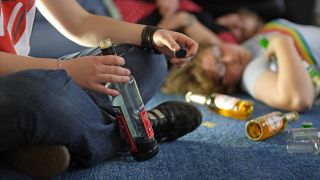 Alkoholmissbrauch bei Jugendlichen (Quelle: imago/photothek)