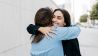Zwei Freundinnen umarmen sich (Bild: imago images/Westend61)