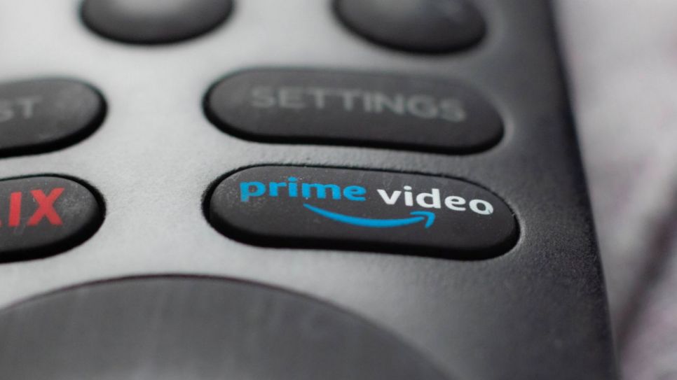 Eine Fernbedienung mit Amazon-Prime-Logo (Quelle: IMAGO/aal.photo/Piero Nigro)