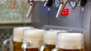 Eine kleine Bierzapfanlage mit vier gezapften Bieren (Quelle: IMAGO/MiS)