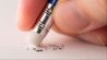 Ein Radiergummi an einem Bleistift (Quelle: IMAGO / Design Pics)