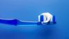 Eine blaue Zahnbürste mit Zahnpasta (Quelle: IMAGO/SuperStock/Southern Stock)