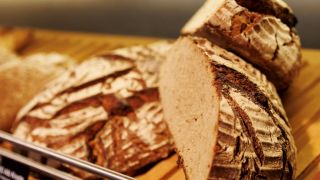 Roggenmischbrot im Supermarkt (Quelle: IMAGO/photothek/Julian Rettig)