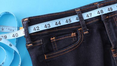 Jeans in deren Gürtelösen ein Maßband steckt (Bild: colourbox.de)