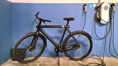 E-Bike Lithium-Ionen-Akku wird in der Garage geladen (Quelle: imago/ blickwinkel/ fotototox)