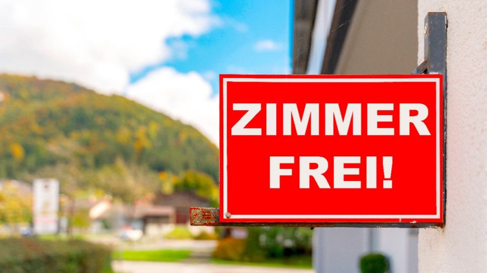 "Zimmer frei"-Schild an einem Hotel (Quelle: IMAGO/Bihlmayerfotografie)