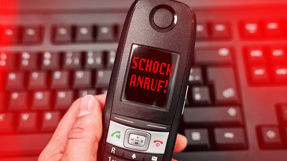Auf Telefon steht mit roten Leuchtfarben: Schockanruf (Quelle: imago images/Bihlmayerfotografie)