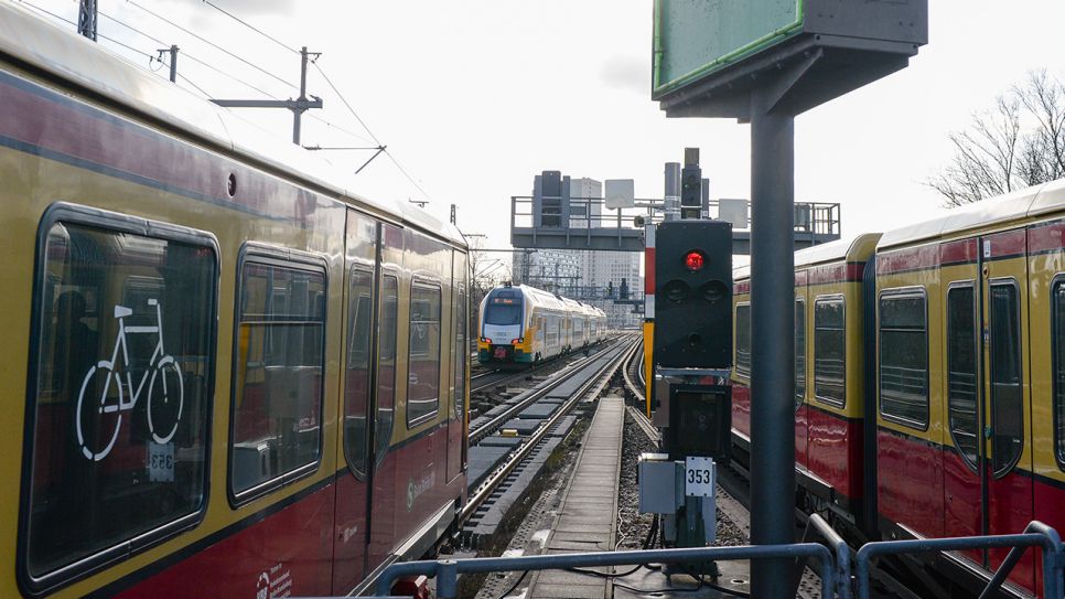 Archivbild: S-Bahnen am S-Bahnhof Tiergarten. (Quelle: dpa/Jens Kalaene)