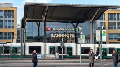 Passanten stehen an einer Bushaltestelle vor dem Potsdamer Hauptbahnhof (Quelle: dpa/Skolimowska).