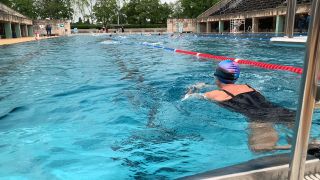 Frau schwimmt im Olympiabad in Berlin-Charlottenburg (Bild: rbb/Lieder)