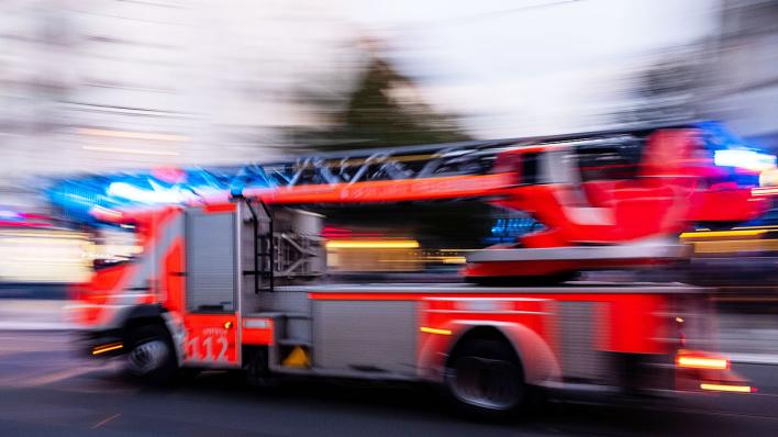 Feuerwehr Rettet Menschen Aus Brennendem Wohnhaus In Berlin Rudow Rbb24