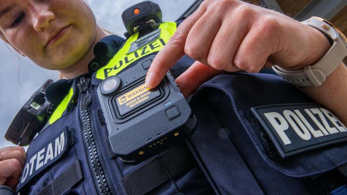 Testlauf in Berlin startet: Polizisten mit Bodycams an Uniform