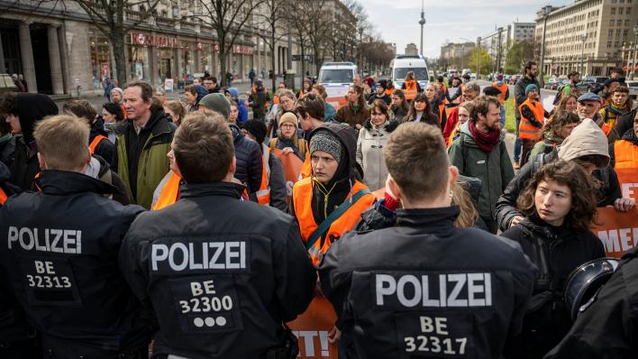 Klima-Aktivisten starten erste Proteste in Berlin - rund 200