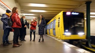 Symbolbild: U-Bahn der Linie 2 faehrt in den Bahnhof Kaiserdamm ein. (Quelle: dpa/Sorge)