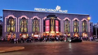 Archivbild:Friedrichstadt Palast, Außenaufnahme, Besucher verlassen nach ARISE Grand Show den Friedrichstadtpalast am 21.06.2022.(Quelle:picture alliance/Global Travel/J.Held)
