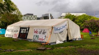 Archivbild: In direkter Nachbarschaft des Kanzleramts bzw. Regierungsviertel führen Aktivisten einen Hungerstreik im Spreebogenpark durch. (Quelle: imago images/Matzel)