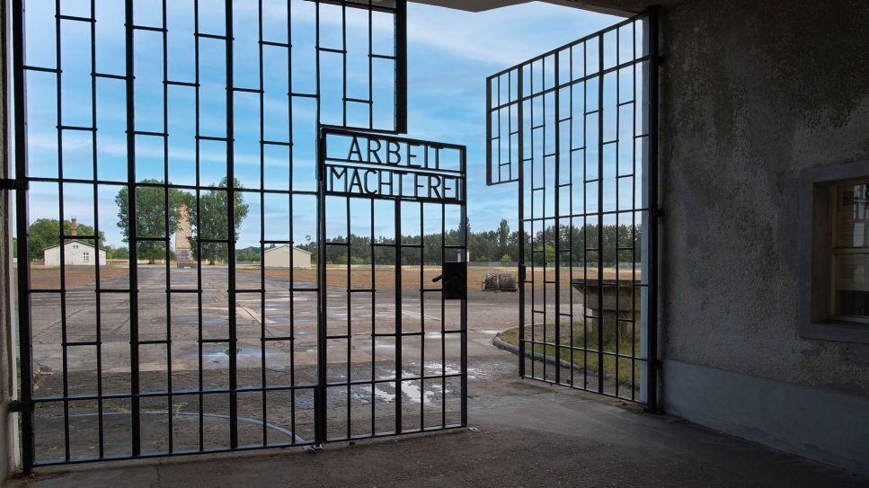 Schriftzug "Arbeit macht frei" im Tor desi Eingangsgebäude zum Häftlingslager, Gedenkstätte, KZ, Konzentrationslager Sachsenhausen (Quelle: dpa/Ingo Schulz)