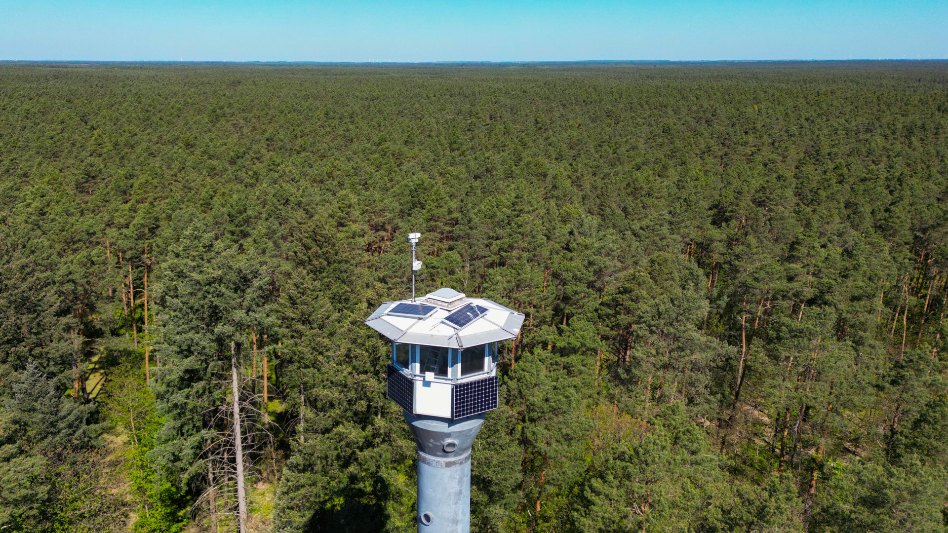 Funktechnik, Photovoltaikmodule sowie eine Kamera sind auf dem Dach eines Feuerwachturms vom Landesbetrieb Forst Brandenburg angebracht (Quelle: DPA/Patrick Pleul)