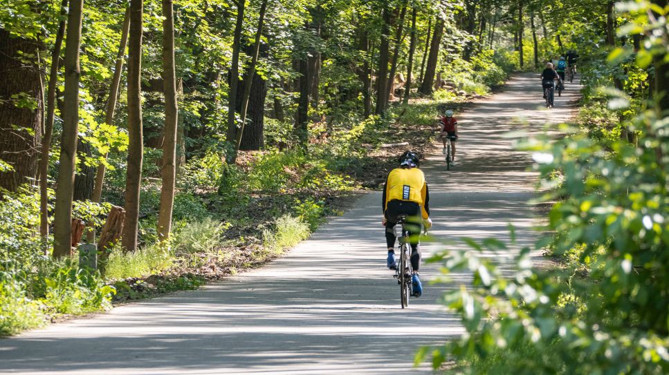 Archivbild: Kronprinzessinnenweg - Fahrradfahrer sind unterwegs. (Quelle: imago images/Zeitz)