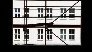 Baugerüst am Fenster eines Hauses, dahinter ein fertig gestelltes Haus, Berlin, 06.05.2024. (Quelle: Picture Alliance/Jochen Eckel)