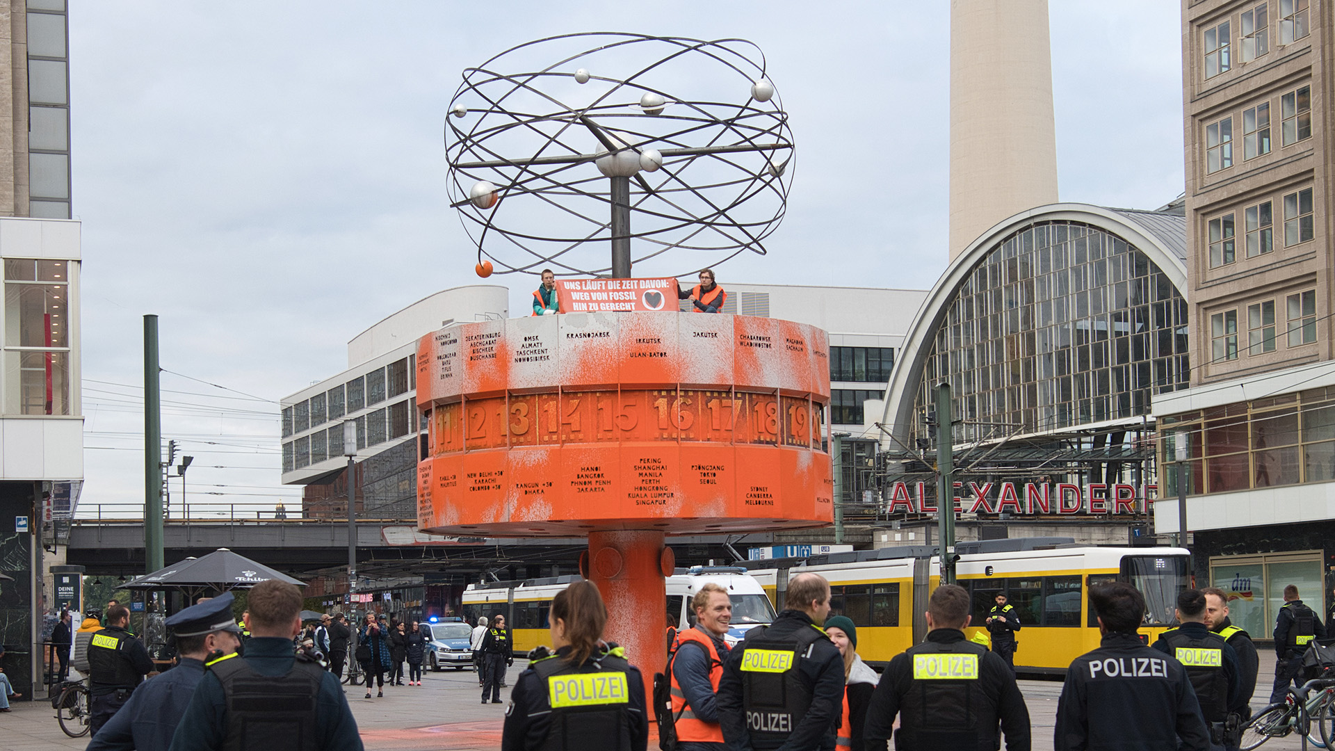 Archivbild: Aktivisten der Gruppe Letzte Generation haben die Weltzeituhr am Alexanderplatz Orange eingefärbt. (Quelle: dpa/Zinken)