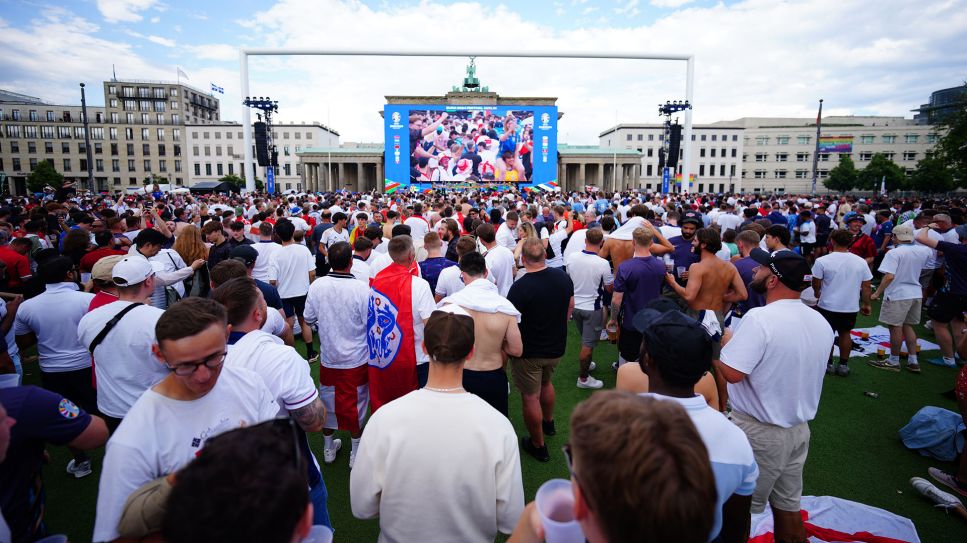 Englische Fans stehen am 14.07.2024 in der Fanzone am Brandenburger Tor (Quelle: dpa/PA Wire/Ben Birchall)