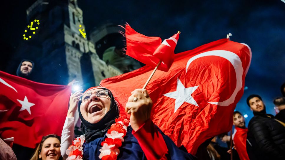 Türkei-Fans feiern den Sieg am Breitscheidplatz vor der Kaiser-Wilhelm-Gedächtniskirche in Berlin am 03.07.2024.(Quelle:dpa/C.Soeder)
