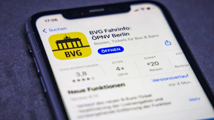 Symbolbild: BVG Fahrinfo App: ÖPNV Berlin.(Quelle: IMAGO/Rüdiger Wölk)