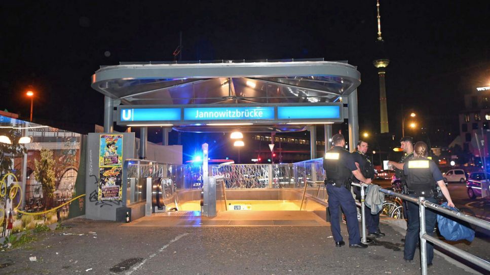 Ein Polizeieinsatz aufgrund einer Messerstecherei am U-Bahnhof Jannowitzbrücke in der Nacht zum 11.08.2024.(Quelle:Morris Pudwell)