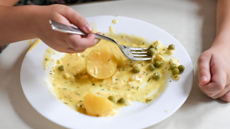 Ein Kind sitzt in einer Berliner Grundschule beim Mittagessen. (Quelle: dpa/Jens Kalaene)