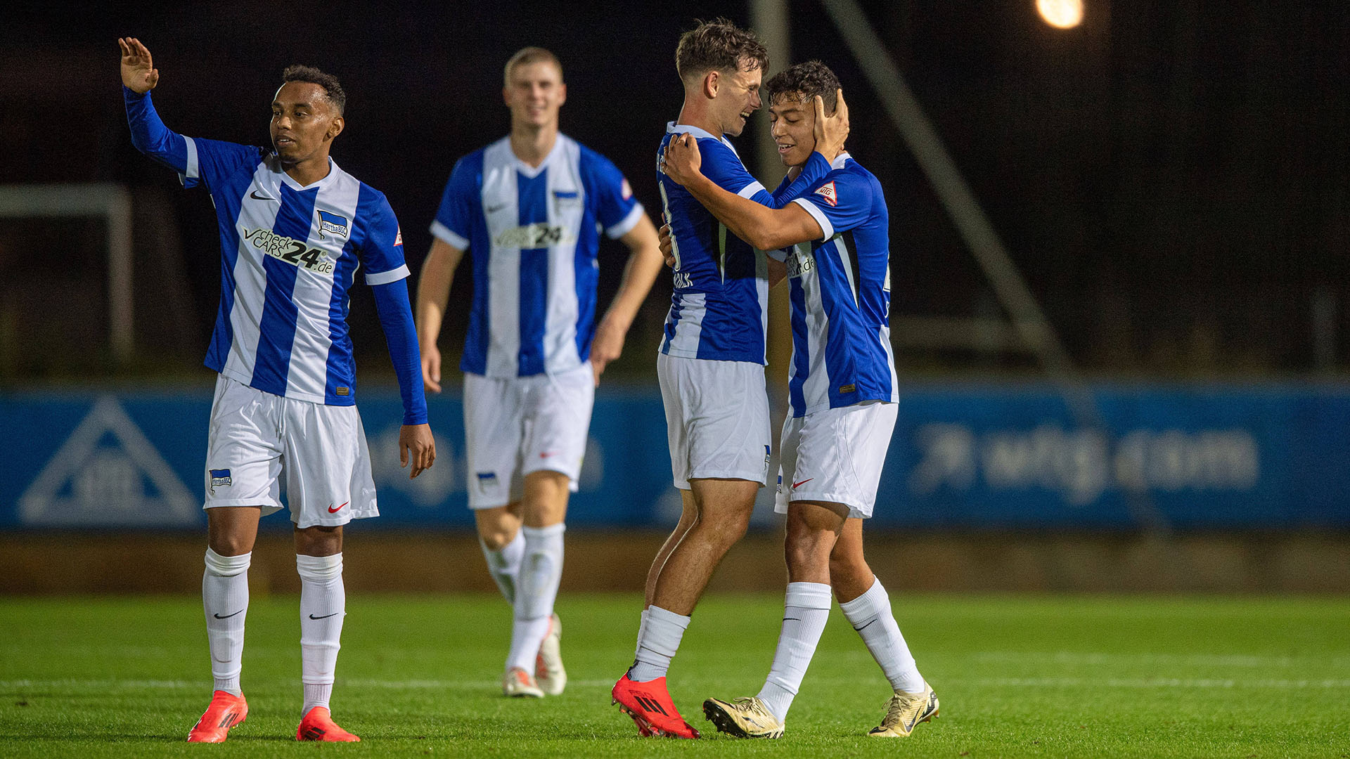 Die U23 von Hertha BSC jubelt im Regionalliga-Spiel gegen den FSV 63 Luckenwalde (Quelle: IMAGO / Matthias Koch)