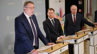 Alexander Schweitzer (SPD/ l-r), Ministerpräsident des Landes Rheinland-Pfalz, Michael Kretschmer (CDU), Ministerpräsident des Landes Sachsen, und Stephan Weil (SPD) Ministerpräsident des Landes Niedersachsen, sprechen auf einer Pressekonferenz. (Quelle: dpa/Willnow)